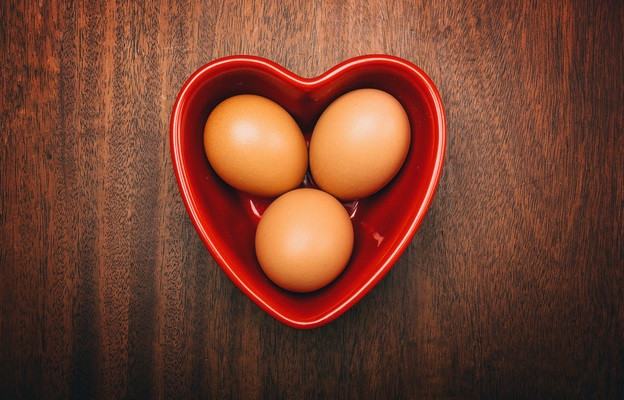 <p><strong>Ще отслабнете</strong></p>

<p>Яйцата засищат и затова са супер подходящи, ако искате да свалите килограми. Съдържат много хранителни вещества, а имат малко калории (малко под 200). Ако закусвате две варени яйца, през деня ще изядете много по-малко храна.</p>