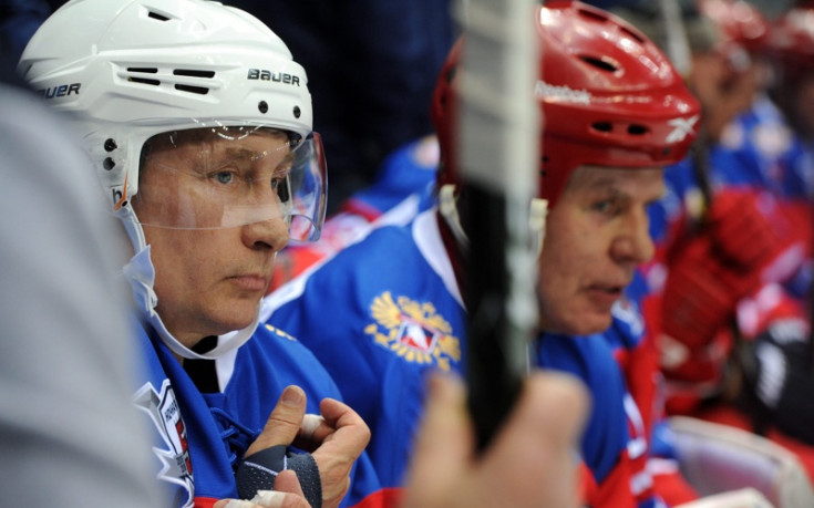 Путин се сгромоляса на леда по време на мач