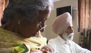 Вижте жената, която роди първото си дете на 72 (видео)