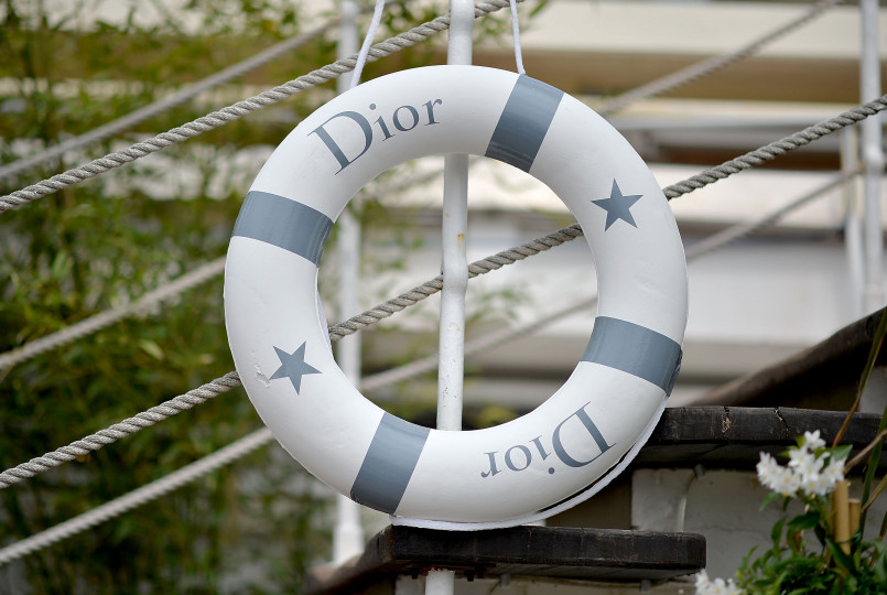 Диор откри специален бутик за фестивала в морска тематика