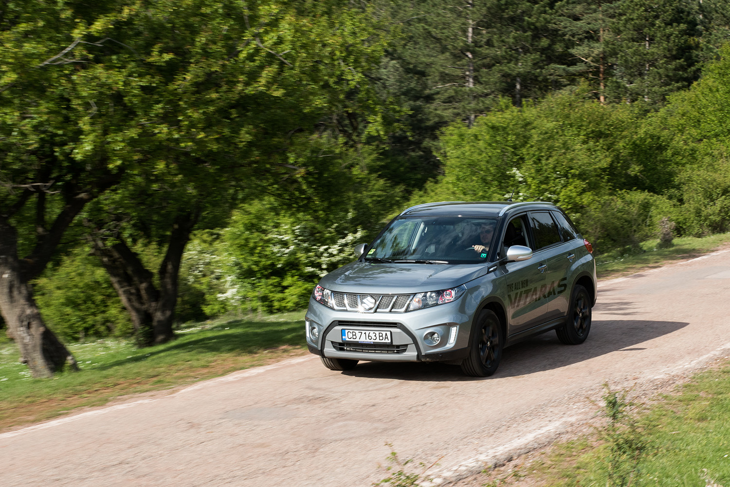 Компактният SUV, световен модел за компанията, продължи да разпръсква добрата си магия, като отново върна Suzuki в чартовете. Формулата на успеха му се крие в лесно на пръв поглед уравнение: това е автомобил, който държи нещата прости, точно по средата, без да изпъква ярко в дадена област, но предлагащ абсолютно всичко, за да е сред лидерите на пазара.