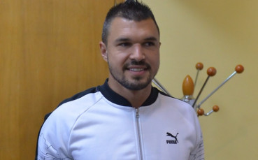 Рединг с късна оферта за Божинов