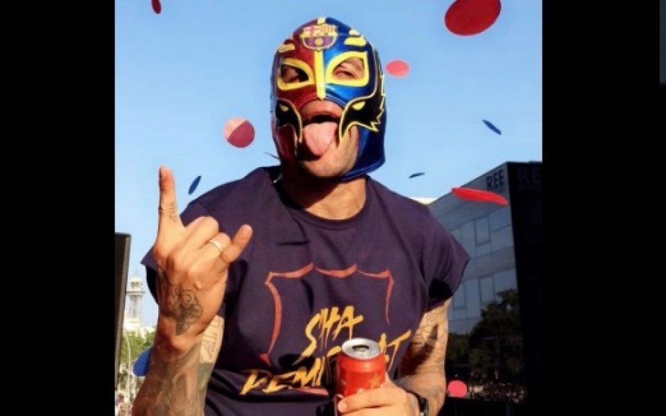 СНИМКИ: Дани Алвеш празнува титлата със специална маска