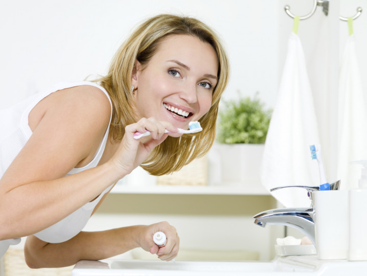 Миете зъбите си само с четка и паста. Имате нужда задължително и от вода за изплакване, и от конец за почистване между зъбите. Може би не вярвате, но това ще допринесе значително за по-редките посещения в зъболекарския кабинет