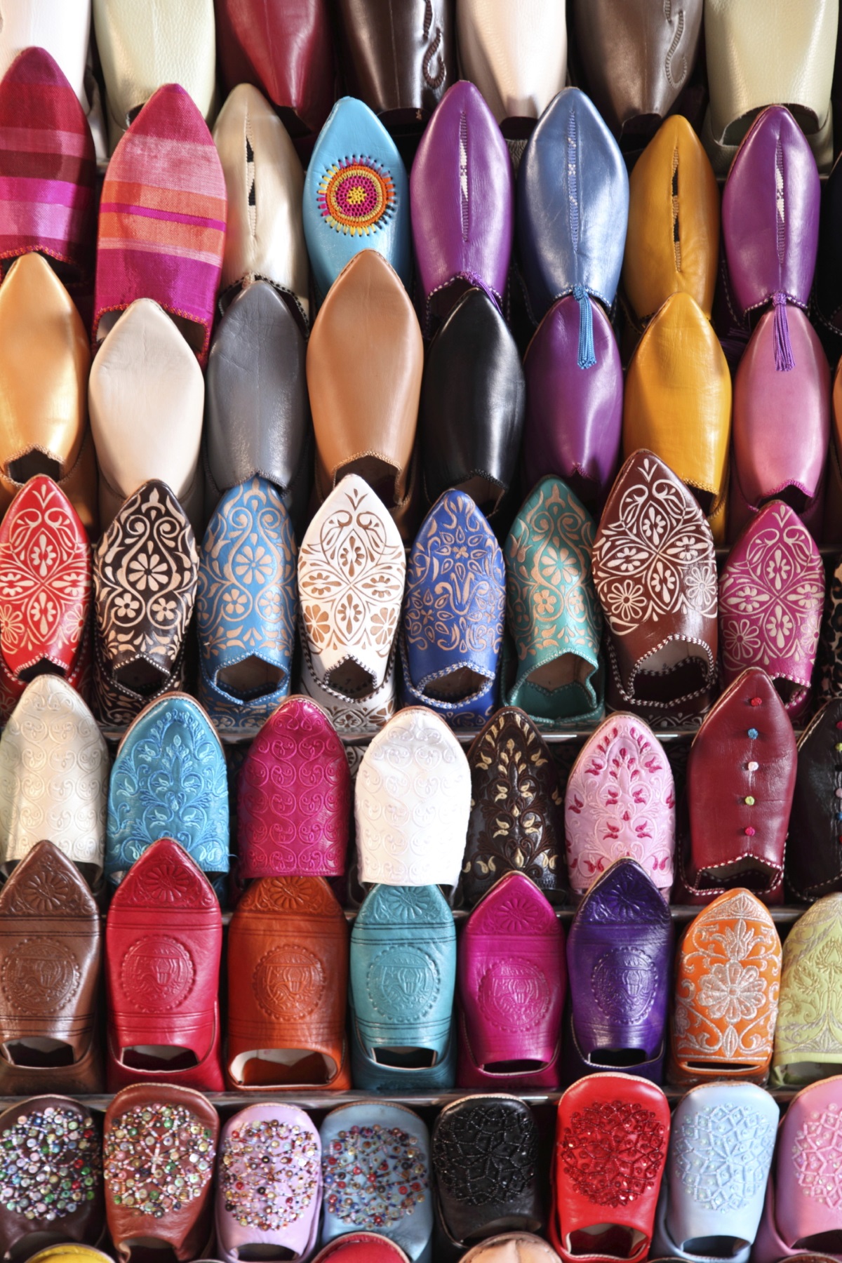 Бабуши, Мароко. Думата "бабуш" идва от френската версия на персийската дума "папуш" (па - крак, пуш - покривало). Тези популярни марокански чехли се правят в най-различни цветове, често с ярки пайети и бродерии.
