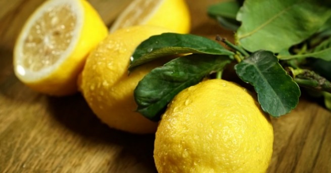 Лимоните са плодове с кисел вкус и са богат източник на витамин С Те