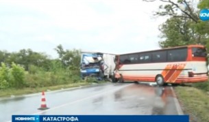 Катастрофа между автобус с учители и ТИР, 15 пострадали