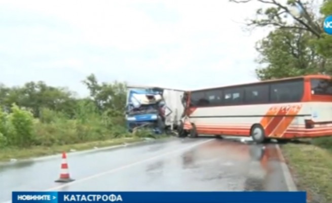 Катастрофа между автобус с учители и ТИР, 15 пострадали