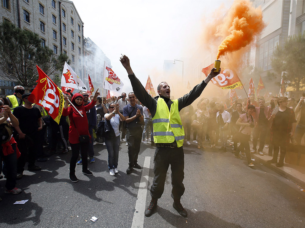 Профсъюзни работници и докери на протестна демонстрация в Марсилия, Южна Франция. Протестът е срещу проекта на френското правителство за трудова реформа.