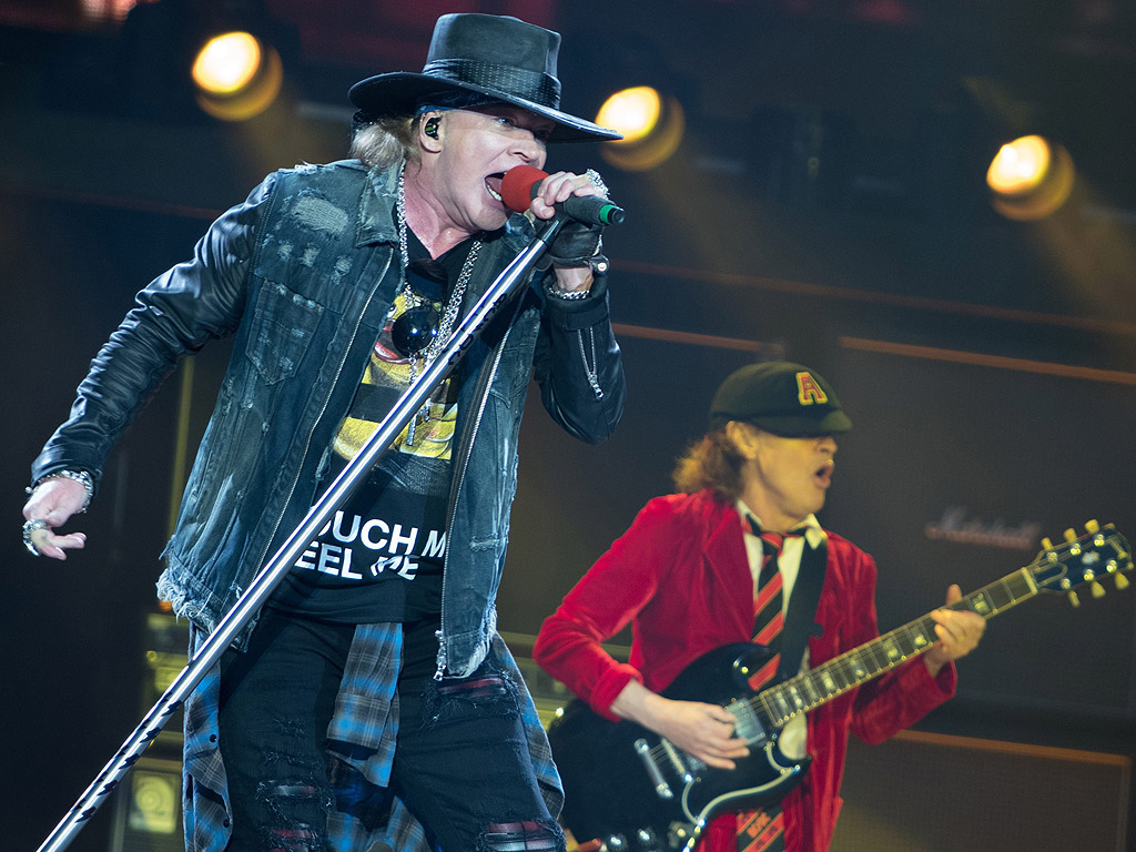 Аксел Роуз на сцената заедно с китариста Ангъс Йънг от AC / DC на концерта им в Хамбург, Германия