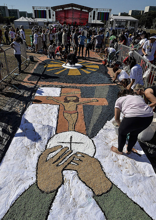 Млади хора от епархията в Бразилия направиха религиозни картини с пясък, сол и дървесен прах, с дължина около 120 м, за да отпразнуват Корпус Кристи в Бразилия