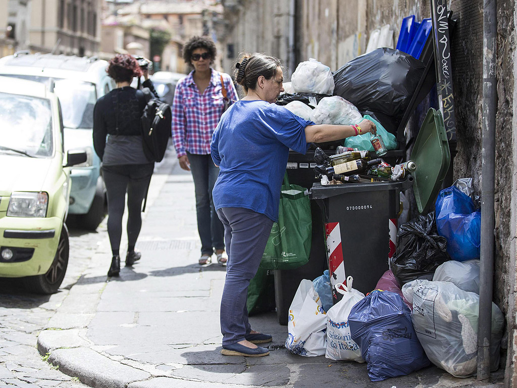 Боклука се натрупва по улиците на квартал Трастевере, след като чистачите започнаха стачка в Рим, Италия