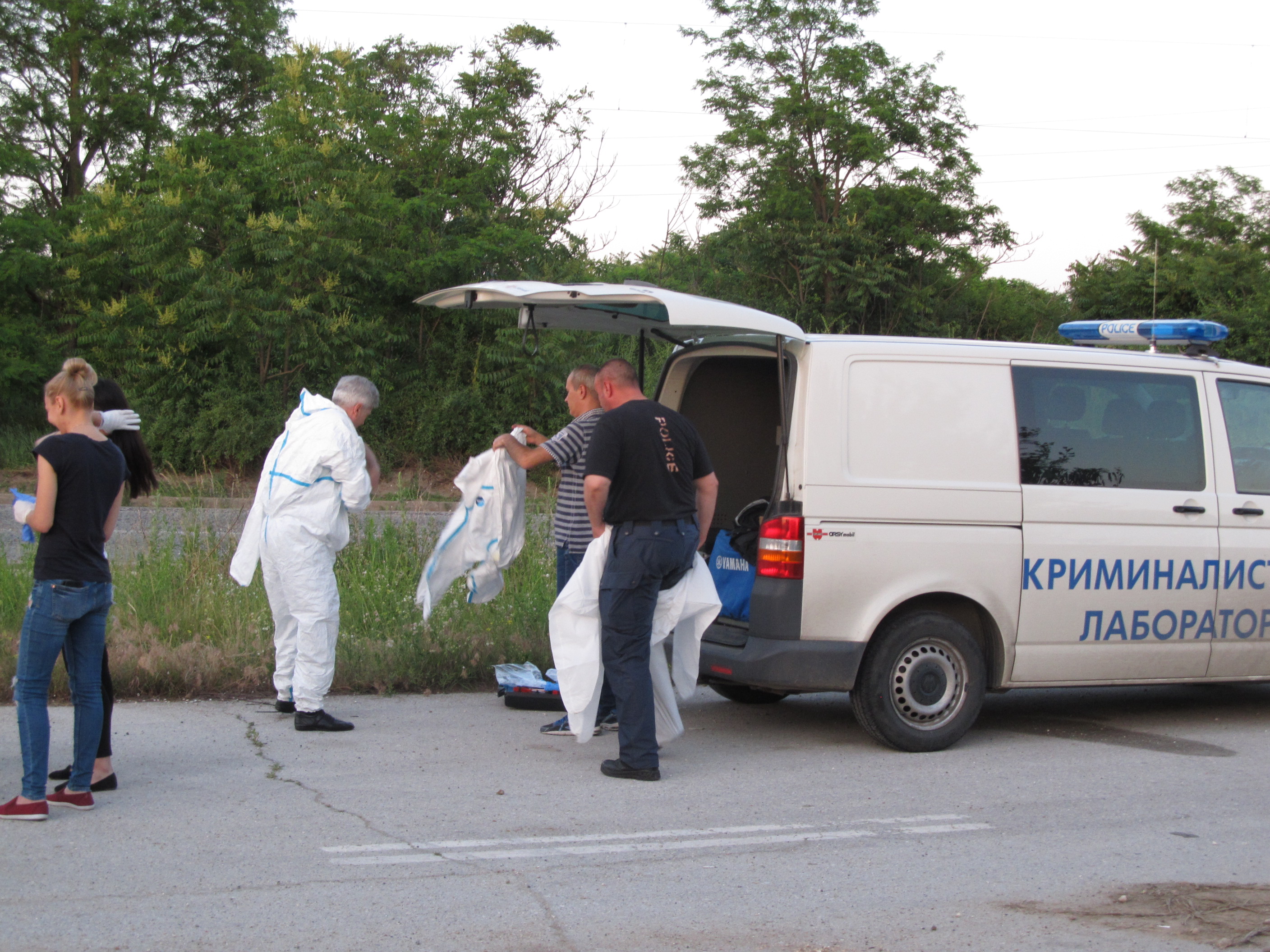 Двамата са  пътували в лек автомобил по пътя, когато шофьорът наръгал своята спътница с нож. Тя слязла от автомобила в движение и започнала да тича в обратна посока. Мъжът спрял колата, слязъл и настигнал жената, след което я наръгал още няколко пъти, този път смъртоносно и избягал...