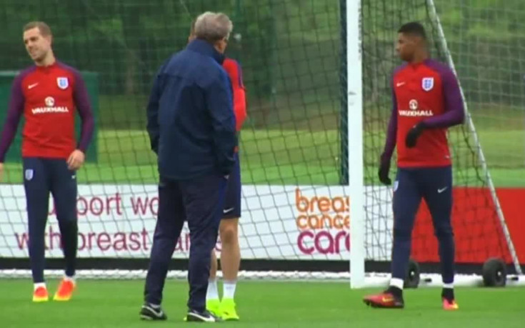 Англия се скри от нахални папараци и шпиони