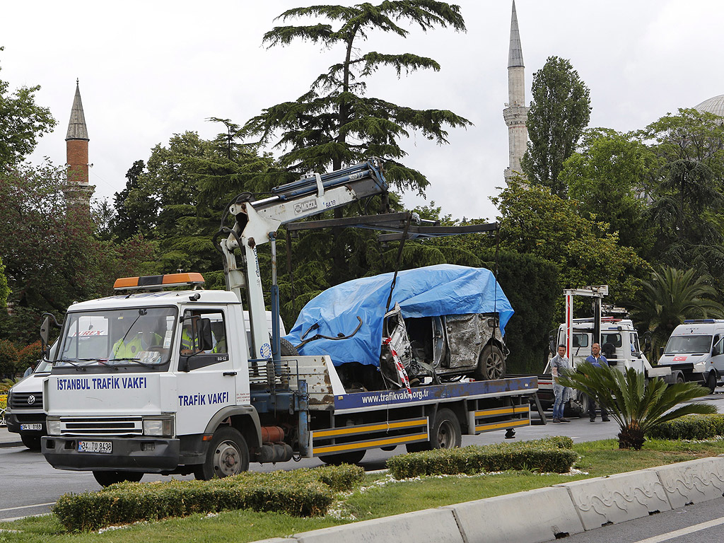 Най-малко 11 души са загинали при кървавия атентат в Истанбул, предават световните агенции