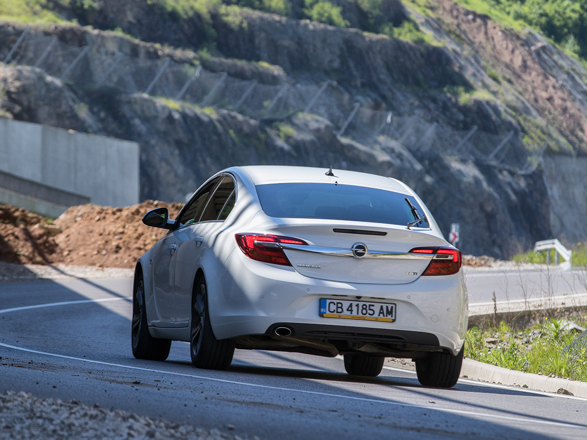 Хората остаряват с достойнство. Същото бих казал и за Opel Insignia. С този тест казвам своеобразно сбогом на модела, защото тази зима ще видим неговия наследник. Но също като отличната социална система в Германия, Insignia все още има с какво да се похвали. Аз ще наблегна върху прекрасния 2,0-литров „шептящ“ дизел, с който можеш да изминеш едно 1150 км с един резервоар гориво.