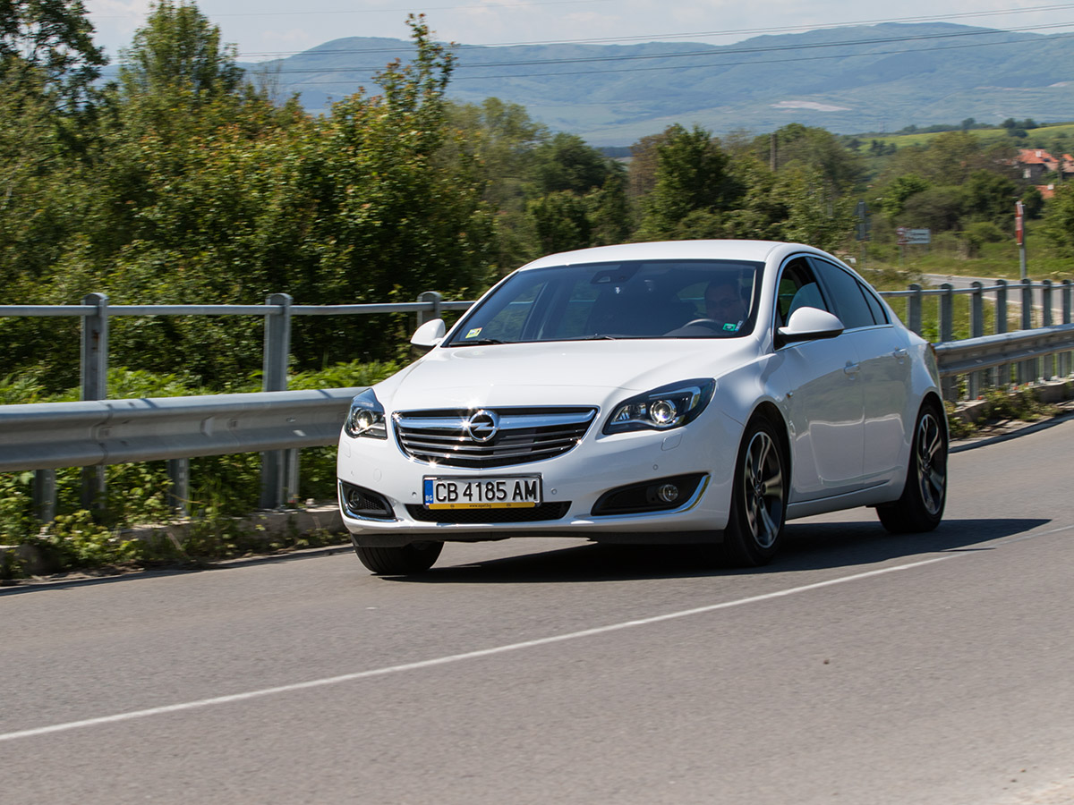 Хората остаряват с достойнство. Същото бих казал и за Opel Insignia. С този тест казвам своеобразно сбогом на модела, защото тази зима ще видим неговия наследник. Но също като отличната социална система в Германия, Insignia все още има с какво да се похвали. Аз ще наблегна върху прекрасния 2,0-литров „шептящ“ дизел, с който можеш да изминеш едно 1150 км с един резервоар гориво.