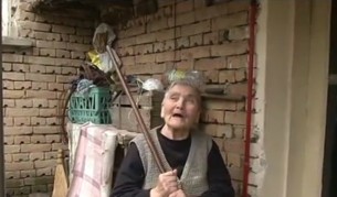 Баба наби крадци с точилка и бастун