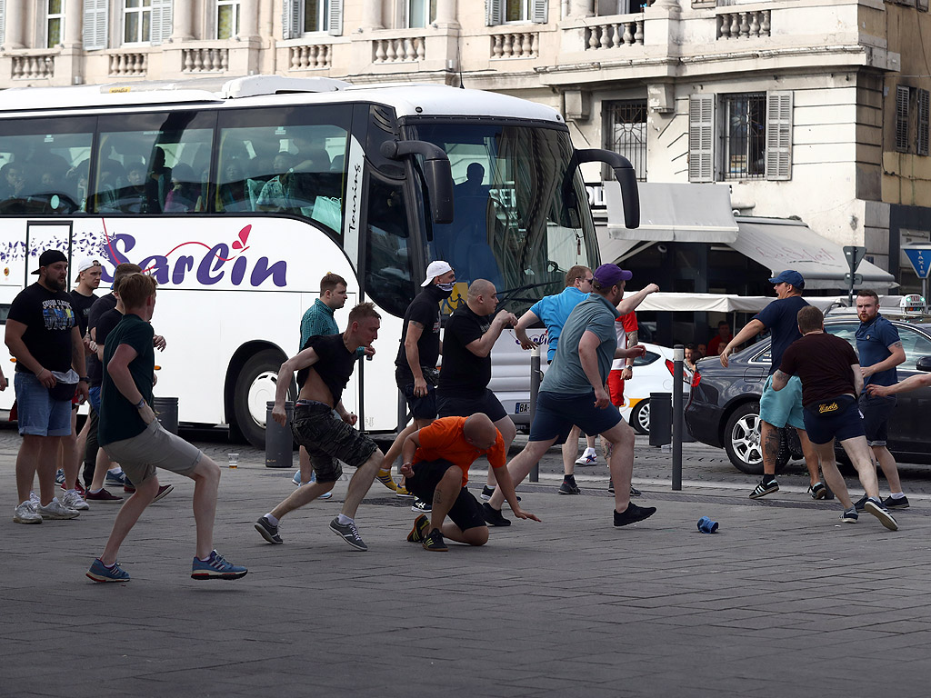 Полицията в Марсилия използва сълзотворен газ, за да разпръсне фенове на Англия и Русия, които се сбиха в центъра на града. Сбиването продължило около 10 минути, след което се появили полицейските части, а хулиганите насочили гнева си към служителите на реда и към тях полетели камъни и бутилки