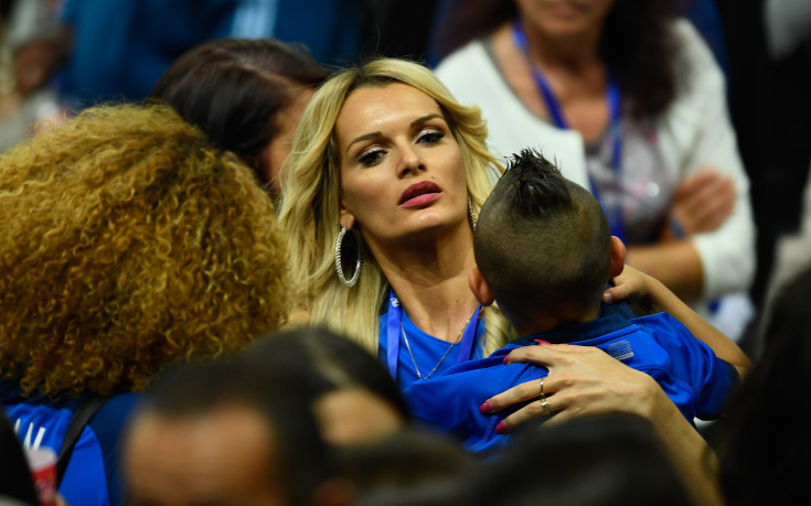 Пайе отпразнува гола с децата и чаровната си съпруга