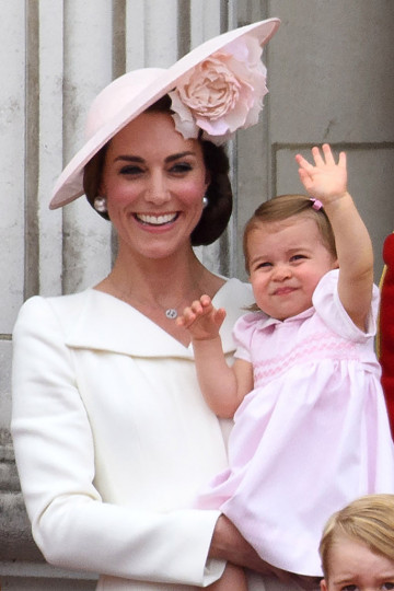 Очарователната принцеса направи дебюта си на терасата на Бъкингамския дворец