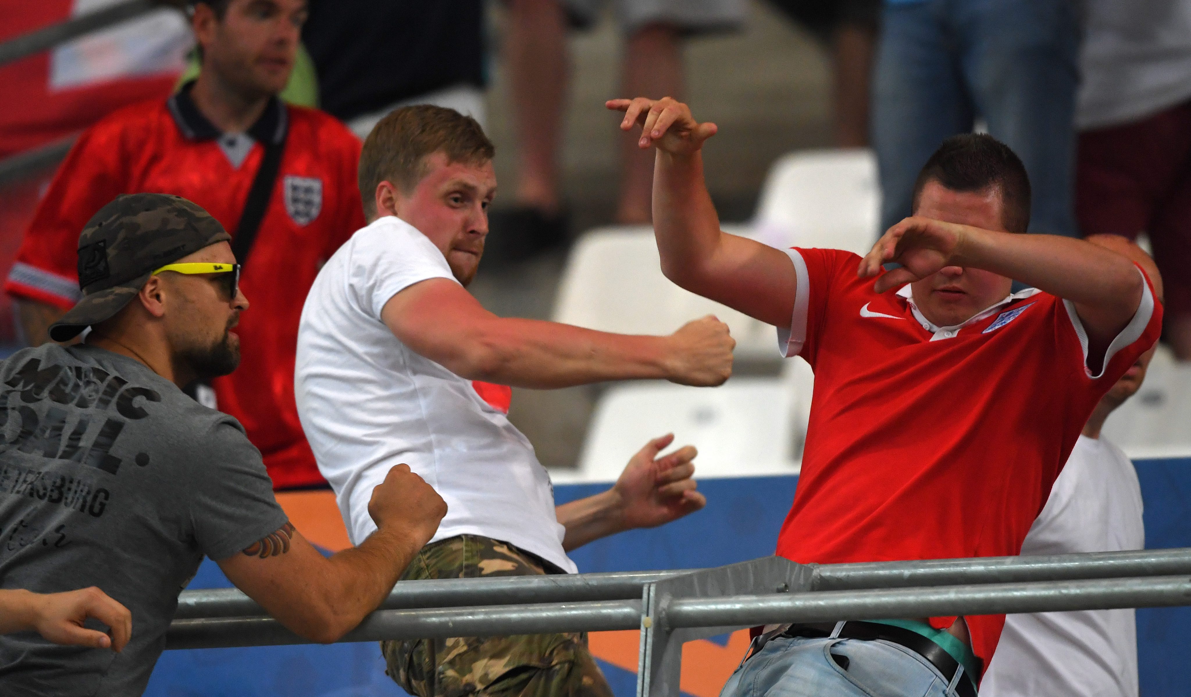 Руски експерти посочват, че във Франция е влязла организирана група от около 300 хулигани. Най-зловещите фракции на крайни фенове на футболните отбори в Русия са се обединили и са изпратили хора на Евро 2016