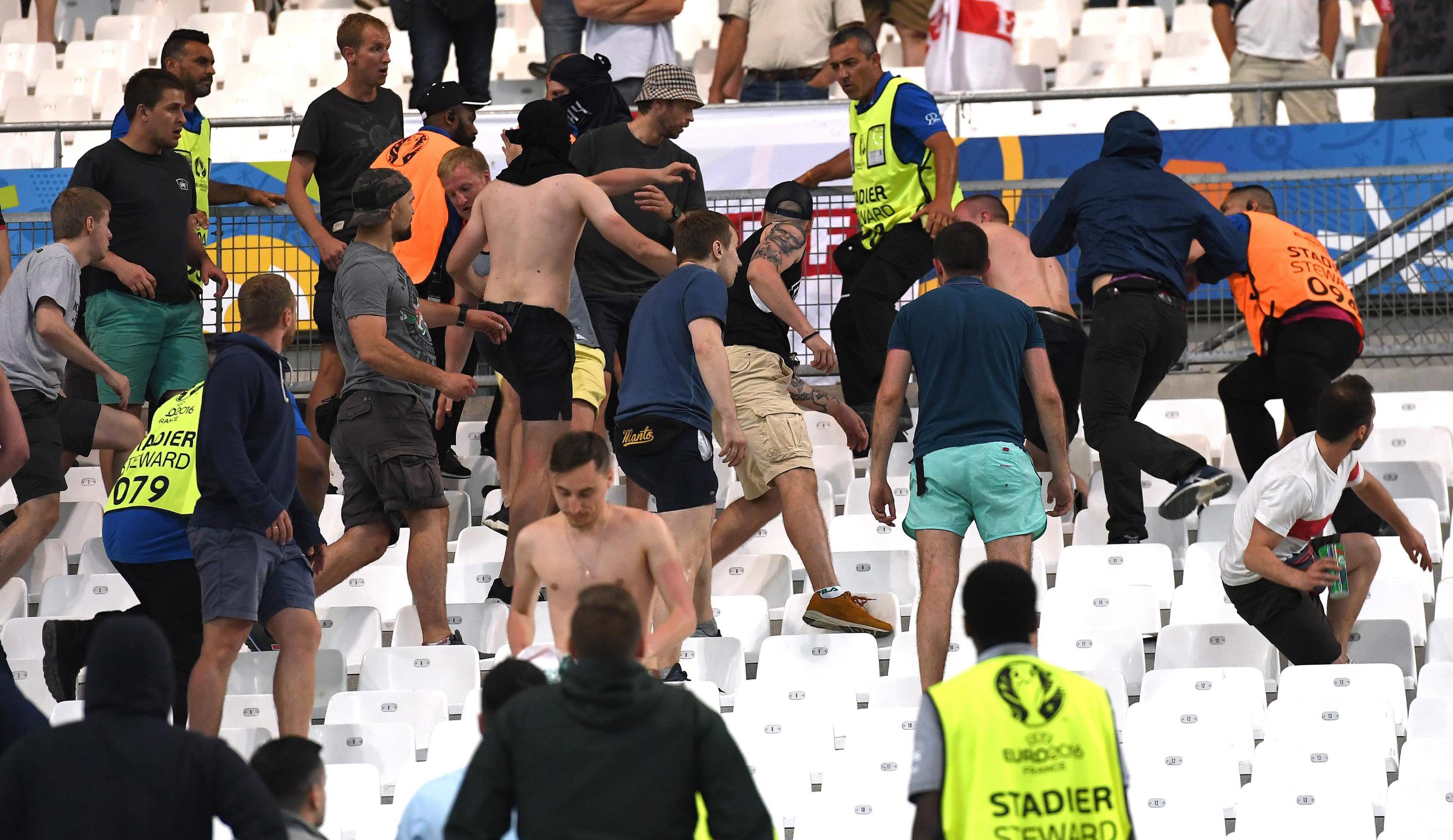Руски експерти посочват, че във Франция е влязла организирана група от около 300 хулигани. Най-зловещите фракции на крайни фенове на футболните отбори в Русия са се обединили и са изпратили хора на Евро 2016