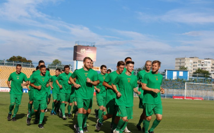 Нефтохимик преговаря със защитник и крило