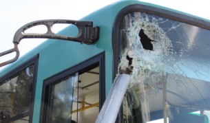 Щека на тролей прониза кондуктор, счупи му носа