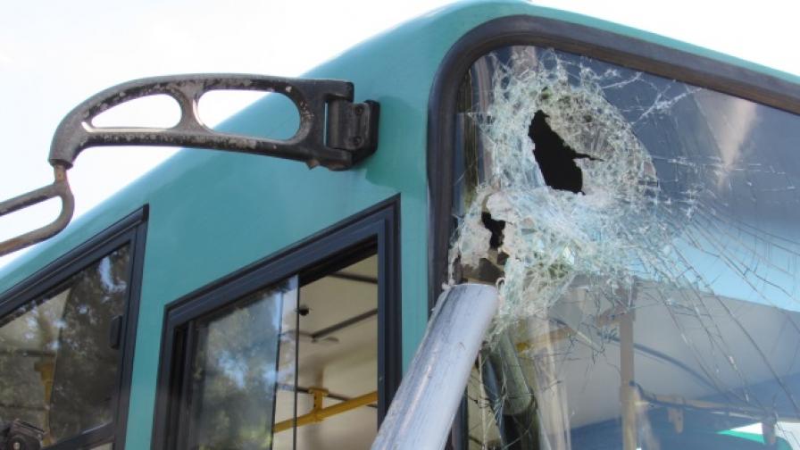 Вандали потрошиха с камъни стъкла на два тролейбуса в Плевен