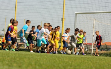 Малчугани се развихриха на базата на Ботев