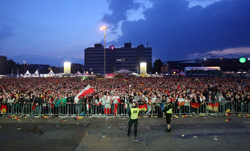 Фенове в Хамбург, Германия, гледат мача между Германия и Полша