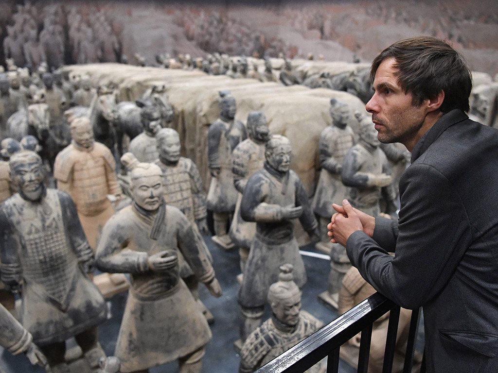 Немския художник Пабло Вендел по време на изложението "Теракотената армия & Наследството на Вечния император" което показва, наред с други произведения на изкуството, реплики на теракотените войници на първия китайски император, в Лудвигсбург, Германия. Вендел привлече вниманието на международната общност, когато той облечен като воин и застана сред теракотените войници през 2006