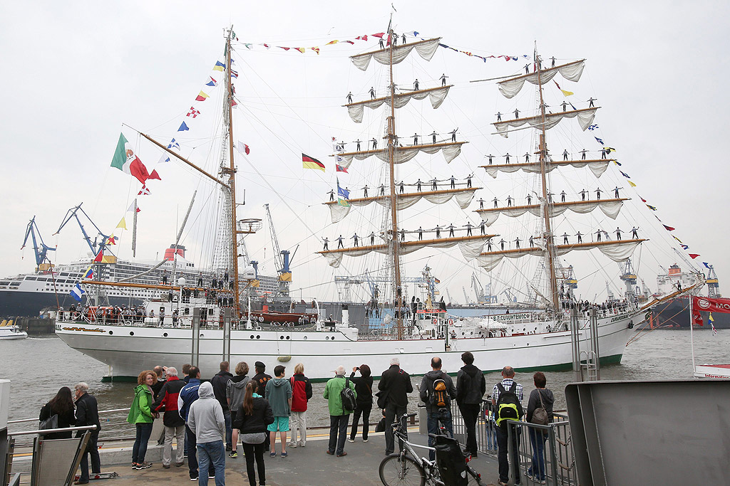 Мексиканския ветроходен кораб "Cuauhtemoc" пристига в пристанището на Хамбург, Германия. Ветроходния кораб е и школа за ветрохдци. Кораба може да се посещава от 18-19 юни и 21 юни от 11 ч до 18:00.
