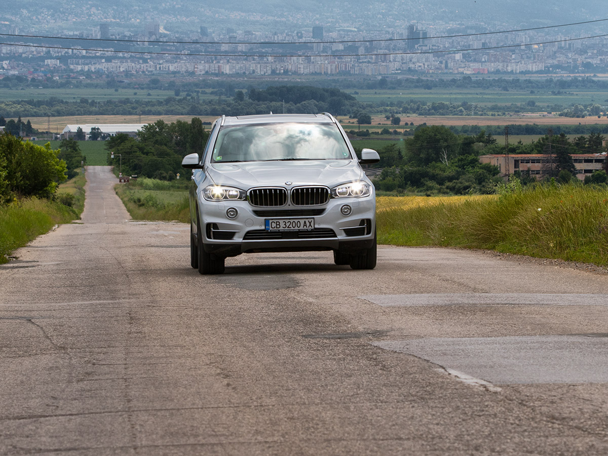 Първият plug-in хибрид в гамата на BMW е причина за повдигане на вежди и недоверчиви погледи. Но истината е, че с 2,0-литров бензинов двигател Х5 се чувства идеално на пътя. Може да измине до 31 км на ток. В свят, в който хората купуват големи, тежки SUV модели, за да изминават само кратки разстояния, този Х5 може да е идеалният автомобил за всичко онова, което търсите от SUV на BMW.