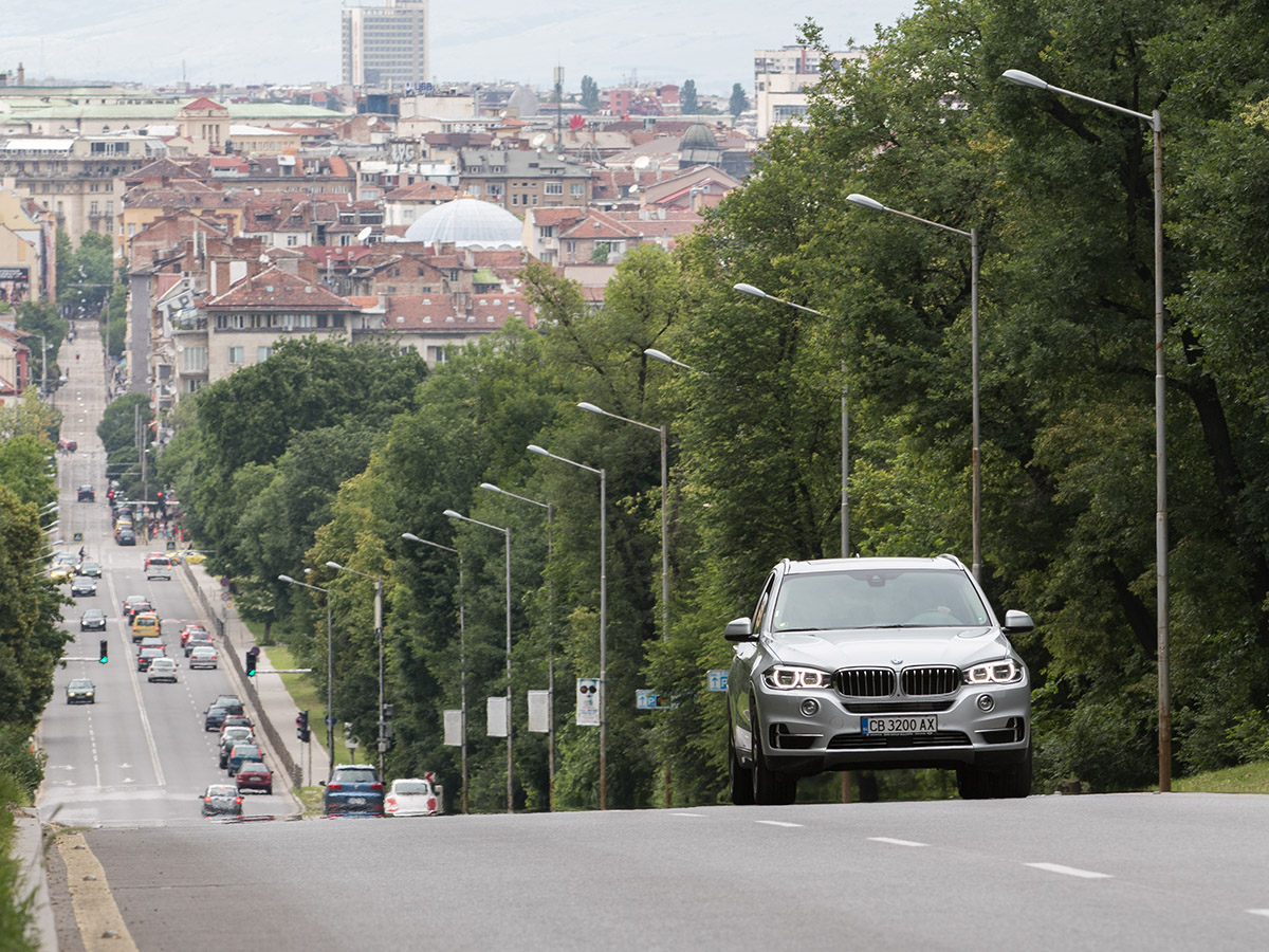 Първият plug-in хибрид в гамата на BMW е причина за повдигане на вежди и недоверчиви погледи. Но истината е, че с 2,0-литров бензинов двигател Х5 се чувства идеално на пътя. Може да измине до 31 км на ток. В свят, в който хората купуват големи, тежки SUV модели, за да изминават само кратки разстояния, този Х5 може да е идеалният автомобил за всичко онова, което търсите от SUV на BMW.