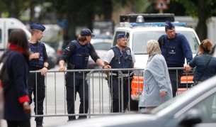 Паника от нов терор в Брюксел: Мъж наръга полицаи