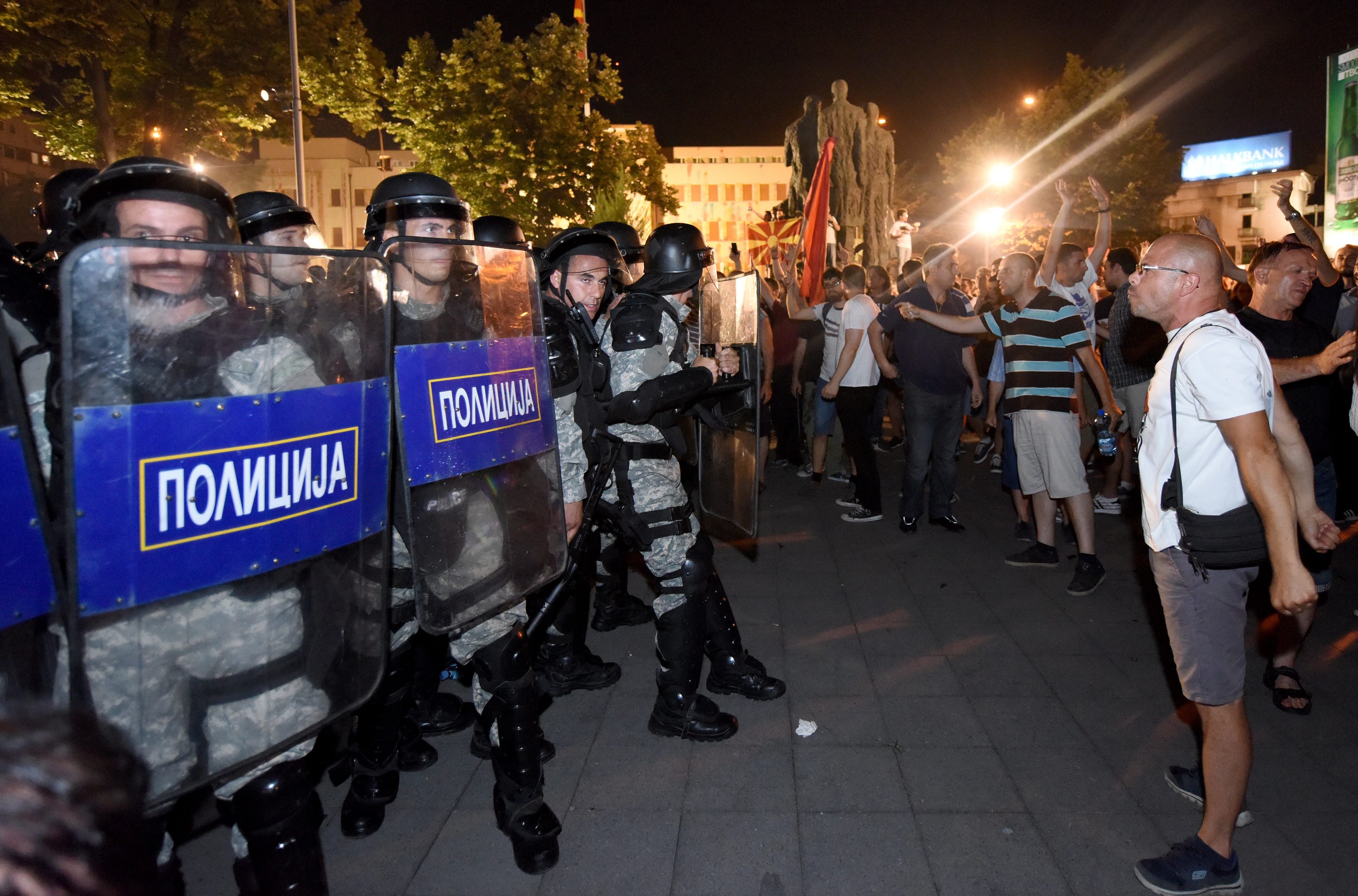 Протестиращите скандираха „Шутка не ти бега, Никола!“ ( бел. ред. Шутка е кварталът със следствения арест в Скопие). Полицията спря демонстрантите, които се опитаха да съборят паметника на Прометей в парка срещу парламента