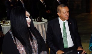 Кой е транссексуалният на масата на Ердоган