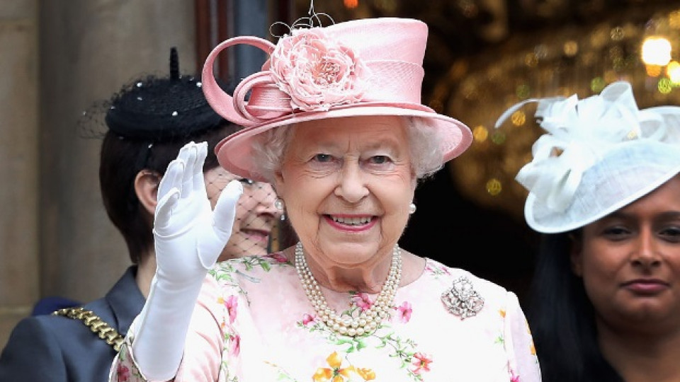 Кралица Елизабет засенчи благородническа булка на собствената й сватба