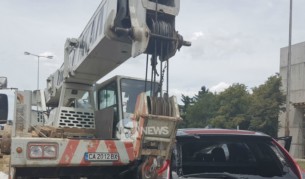 Кола се удари в кран на "Цариградско", двама ранени