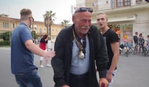 Бездомникът, който изкарва парите си с балони от бира