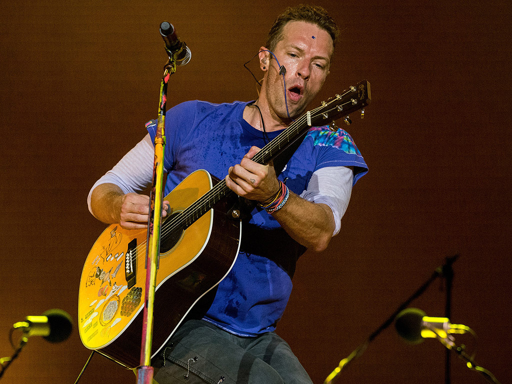 Британският музикант Крис Мартин от групата Coldplay по време на фестивала Glastonbury Великобритания
