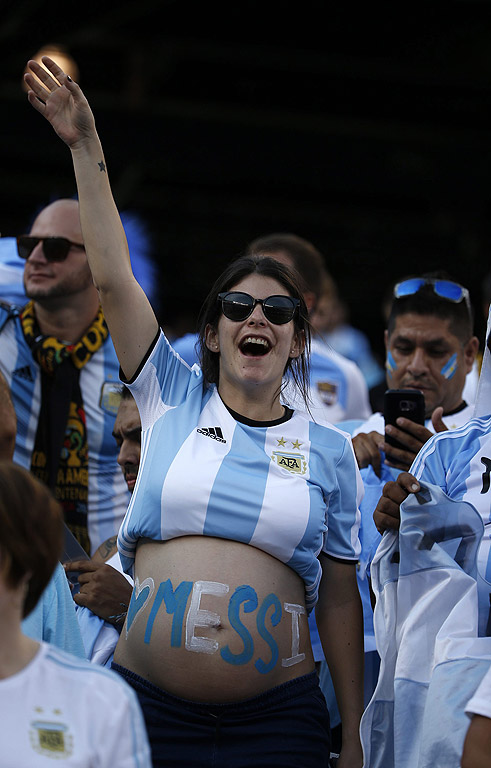 Аржентинска фенка преди началото на финалния мач за Копа Америка Сентенарио 2016 между Аржентина и Чили на стадион МетЛайф в Ийст Ръдърфорд, Ню Джърси, САЩ