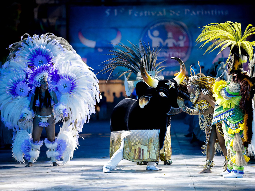 Фолклорния фестивал Parintins в щата Амазонас, Бразилия. Parintins е популярен фолклорен фестивал и е вторият най-голям годишен фестивал в Бразилия