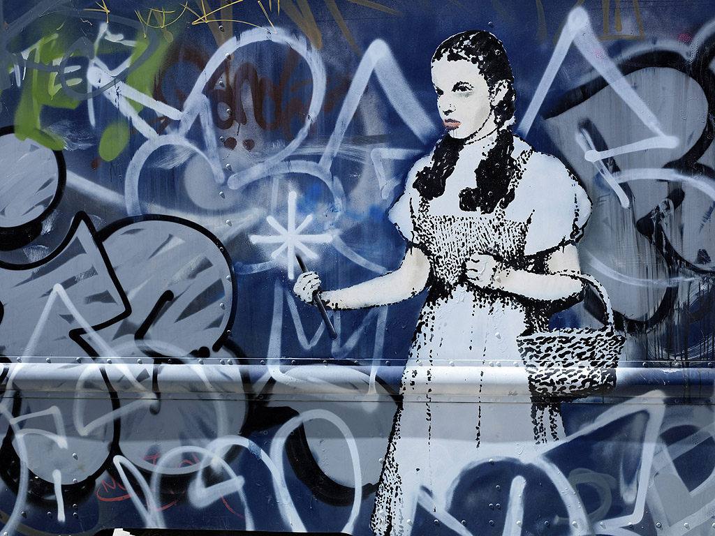 Снимка предоставена от аукционната къща "Bonhams", показва  творбата на базирания в Англия художник на графити Banksy - SWAT Van, която е част от търга "Следвоенно и съвременно изкуство" във Великобритания. Търга ще се проведе в Лондон на 29 юни