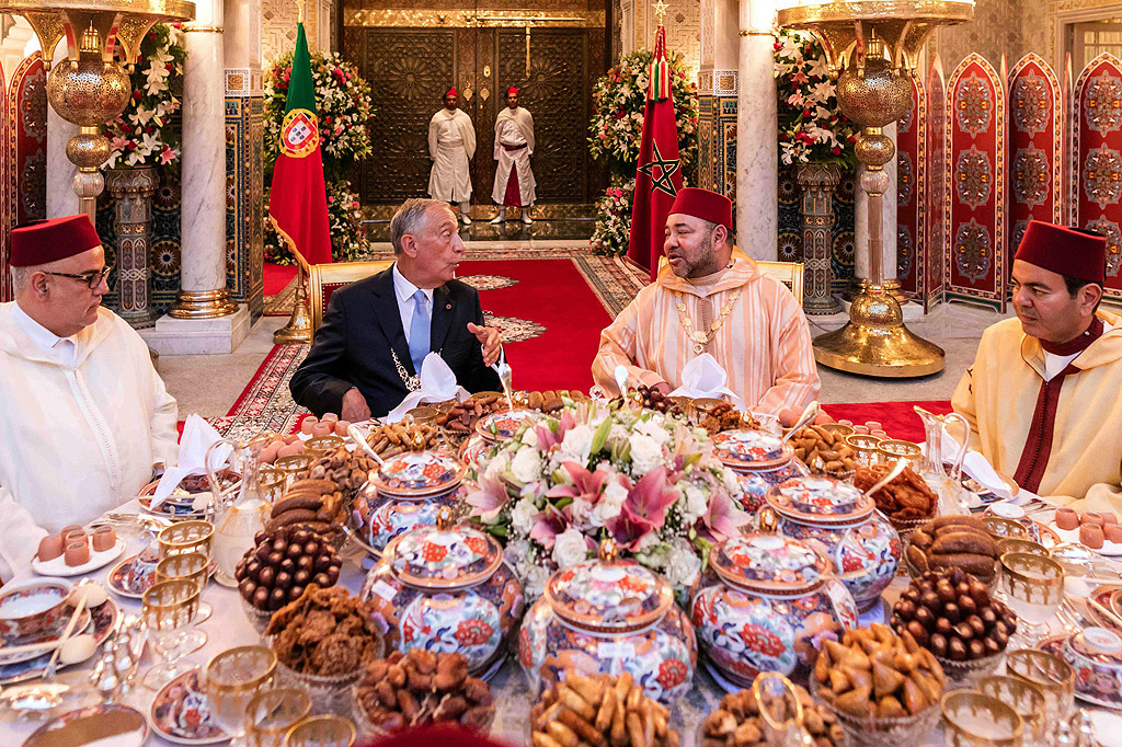 Краля на Мароко Мохамед VI, брат му принц Мулай Рашид, мароканският министър-председател Абделилах Бенкиран и португалския президент Марселу Рибелу ди Соза по време на вечеря ифтар в Кралския дворец в Казабланка, Мароко. Марселу Рибелу ди Соза е на двудневно официално посещение в Мароко.