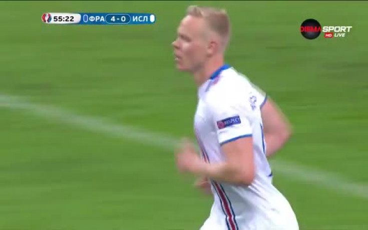 Исландия върна едно попадение на 