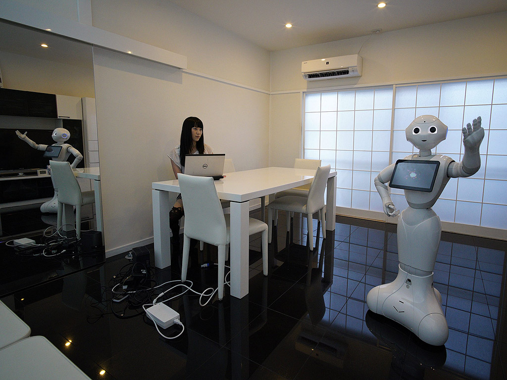 Томоми Ота и хуманоидния си робот Пепър, живеят в Токио, Япония.
