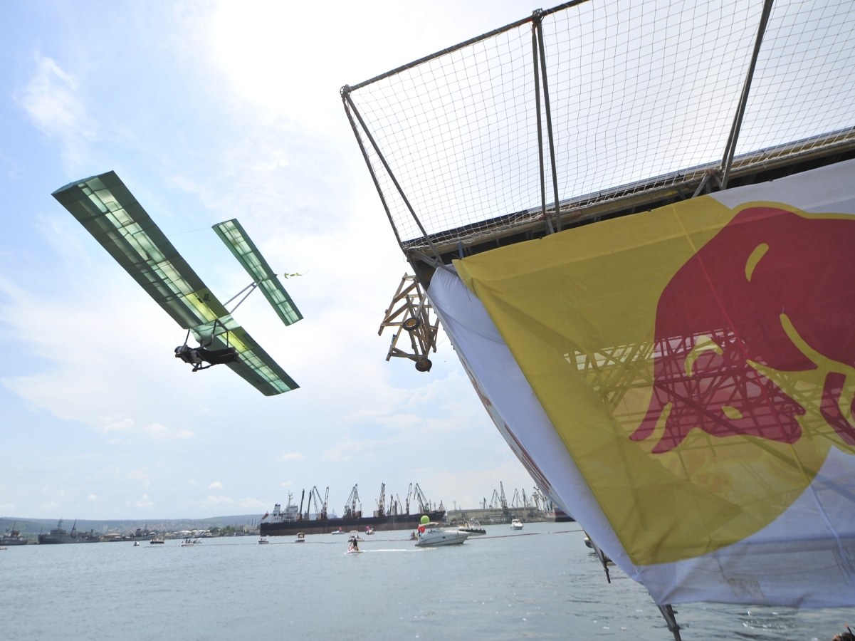 Най-зрелищното летателно шоу със самоделки - Red Bull Flugtag Варна